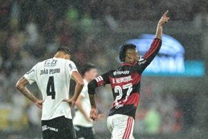 Bruno Henrique brilha e Flamengo massacra Corinthians; time fica em crise total