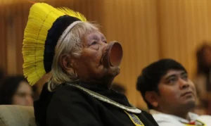 Cacique Raoni, aos 94 Anos, Recebe Cuidados Paliativos em Mato Grosso