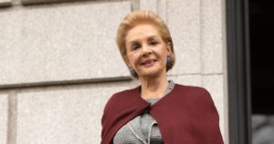 Carolina Herrera desfilando em salto alto aos 87 anos viraliza e inspira internet inteira