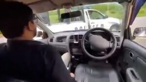 Carro Autônomo Perde Internet e Bate em Viatura da Polícia em Cena Hilária