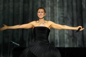 Céline Dion retorna aos palcos e emociona fãs após lutar contra doença rara