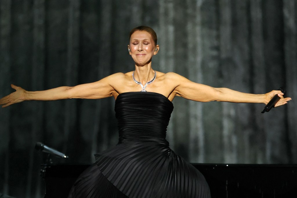 Céline Dion retorna aos palcos e emociona fãs após lutar contra doença rara
