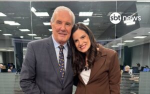 Celso Freitas se emociona ao vivo com homenagem no SBT News