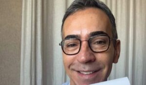 César Tralli se emociona com presente especial da filha Manuella