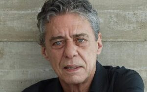 Chico Buarque aciona polícia após receber ameaça de morte na internet