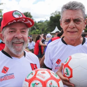 Chico Buarque Grava Apoio a Candidatos do MST: ‘Votem em Quem Defende Valores Coletivos’