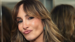 Claudia Leitte aparece estilosa de gravata e blazer fazendo seu próprio make!