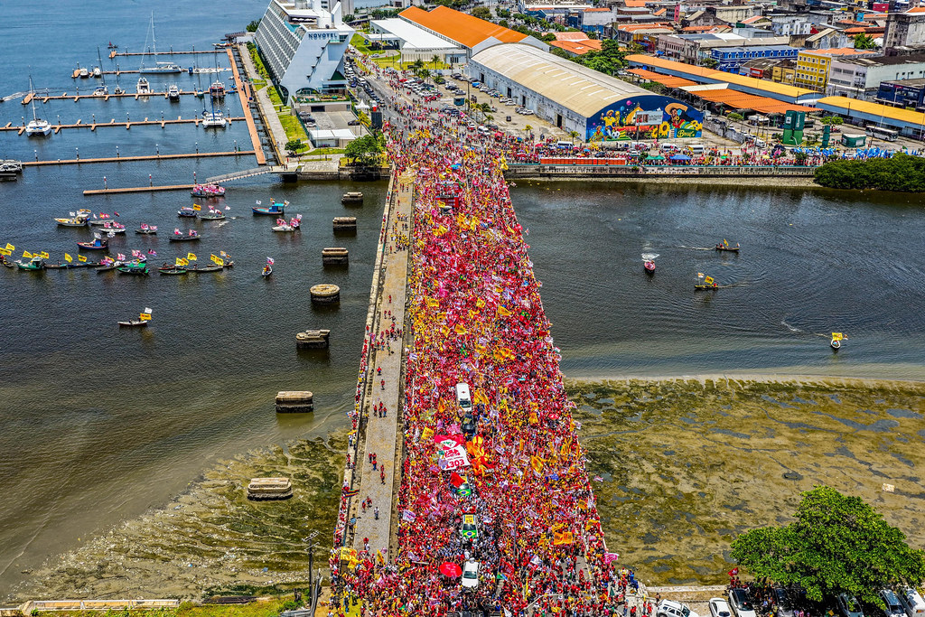 Vista aérea da multidão em caminhada com Lula no Centro do Recife