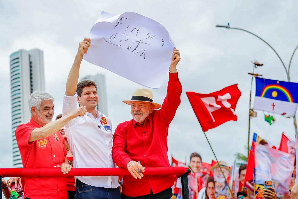 Lula ergue cartaz com a frase fim das bets ao lado de João Campos no Recife