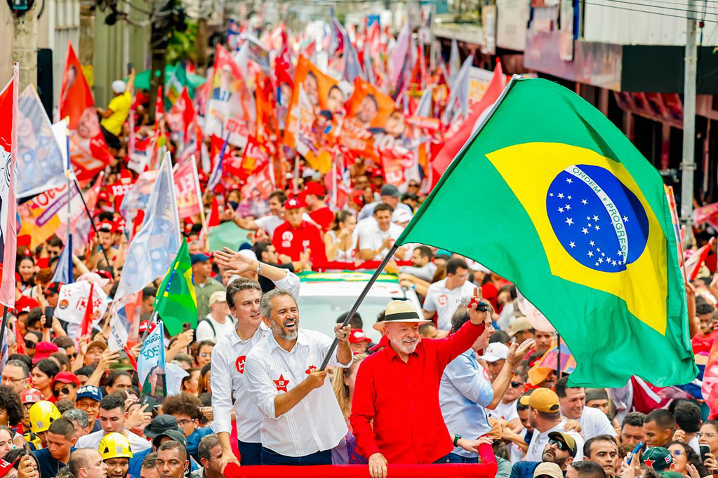 Lula e Elmano de Freitas em carro aberto no meio da multidão em Fortaleza