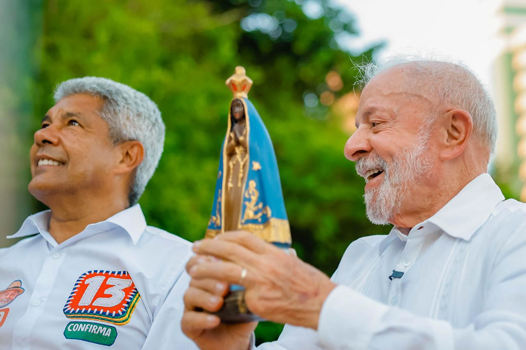 Lula e Jerônimo Rodrigues erguem imagem de Nossa Senhora Aparecida em Salvador