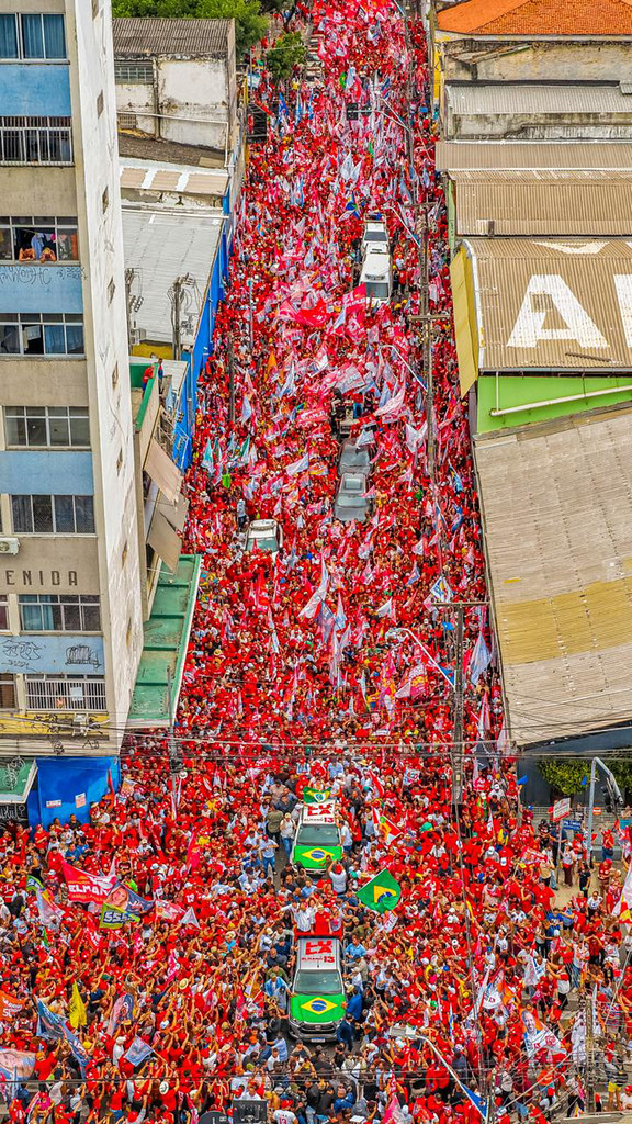 Multidão toma rua do Centro de Fortaleza durante caminhada de Lula