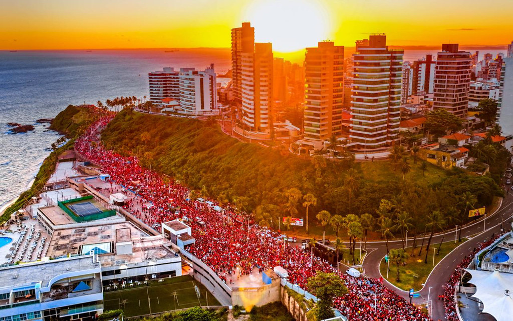 Vista aérea ao pôr do sol da orla de Salvador tomada por apoiadores de Lula