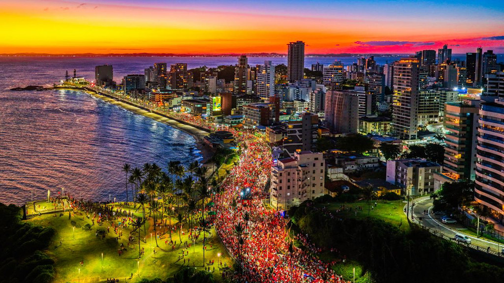 Vista aérea noturna da orla de Salvador tomada por apoiadores de Lula