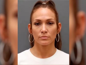 Mulher presa nos EUA viraliza por semelhança impressionante com Jennifer Lopez