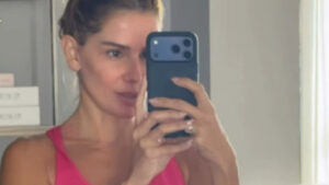 Deborah Secco Exibe Abdômen Sarado em Foto que Vazou na Web e Fãs Explodem de Admiração