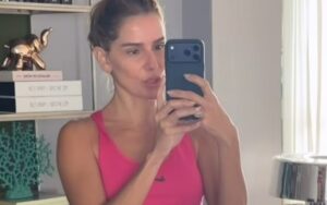 Deborah Secco exibe abdômen sarado e deixa seguidores em choque