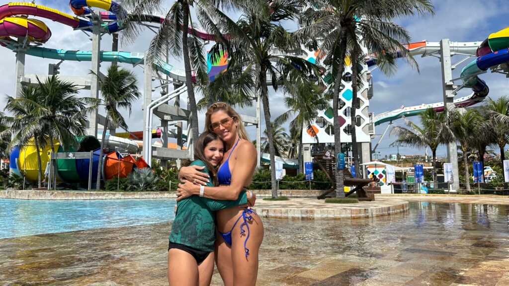 Deborah Secco revela que filha Maria Flor não quer mais combinar looks com ela