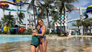 Deborah Secco revela que filha Maria Flor não quer mais combinar looks com ela