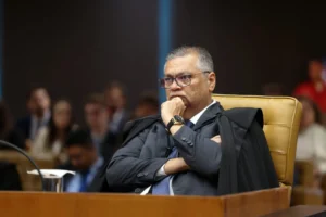 Dino trava a sessão e expõe o jogo de Mendonça no caso Master