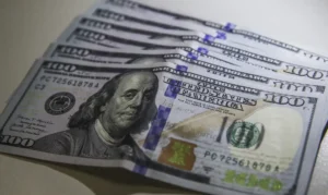 Dólar cai e Bolsa sobe após anúncio de reajuste no Bolsa Família