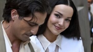 Dove Cameron se casa na Itália e dispensa o tradicional vestido de noiva