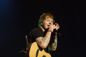 Ed Sheeran pede desculpas após saída de Macklemore da turnê nos EUA