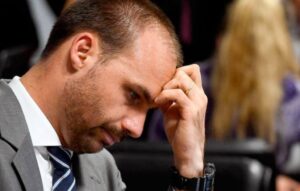 Eduardo Bolsonaro é demitido da Polícia Federal por abandono de cargo