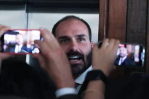Eduardo Bolsonaro quer levar sessão do STF a Trump para pedir novas sanções