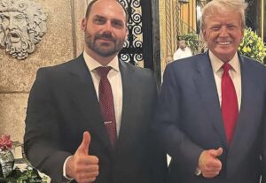 Eduardo Bolsonaro tenta convencer Trump a punir Moraes
