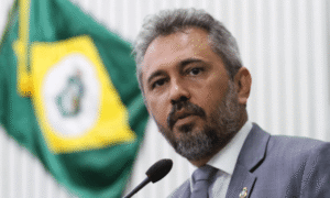 Elmano de Freitas tenta a reeleição no Ceará e enfrenta bravata de Ciro Gomes