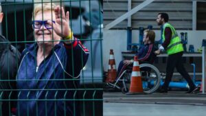 Elton John surpreende fãs ao usar cadeira de rodas no aeroporto do Rio após show impecável