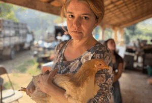 Erica Montanheiro enfrenta medo de galinha nos bastidores de filme sobre Elize Matsunaga