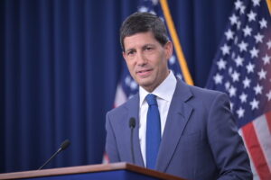 Fed eleva juros dos EUA pela primeira vez desde 2023 em meio a pressão de Trump