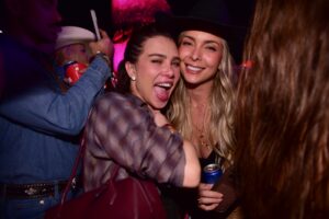 Flávia Pavanelli se recupera de acidente e volta aos shows