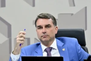 Assessora de Flávio Bolsonaro negociou emenda a ONG dos irmãos Brazão com miliciano envolvido no caso Marielle