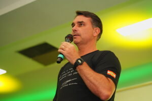 Assessora de Flávio Bolsonaro negociou emendas com condenado no caso Marielle