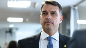 Flávio Bolsonaro critica veto às bets de Lula e chama de ‘hipócrita’