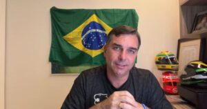 Flávio Bolsonaro chama reajuste do Bolsa Família de ‘merreca’ e detona Lula
