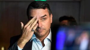 Flávio Bolsonaro cancela sabatina na Record e foge de perguntas sobre Vorcaro