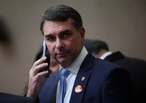 Senador Flávio Bolsonaro disponibiliza mais de 140 imagens de IA em site de campanha
