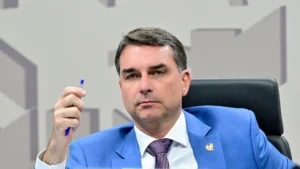 Empresa de Flávio Bolsonaro tem e-mail e telefones ‘fantasmas’ cadastrados