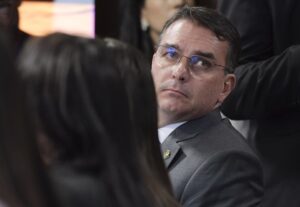 Flávio Bolsonaro anuncia golpe e intervenção no STF
