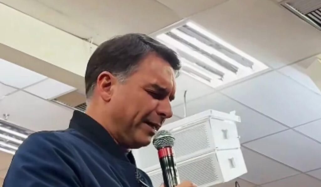 Flávio Bolsonaro pede ‘espada da justiça’ em igreja e ataca Alexandre de Moraes