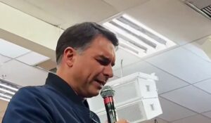 Flávio Bolsonaro pede ‘espada da justiça’ em igreja e ataca Alexandre de Moraes