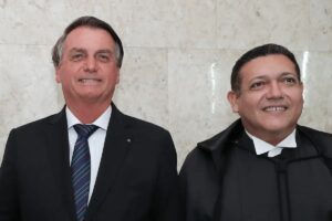 Flávio Bolsonaro teria atuado como lobista junto a ministro do STF durante governo Bolsonaro, aponta investigação