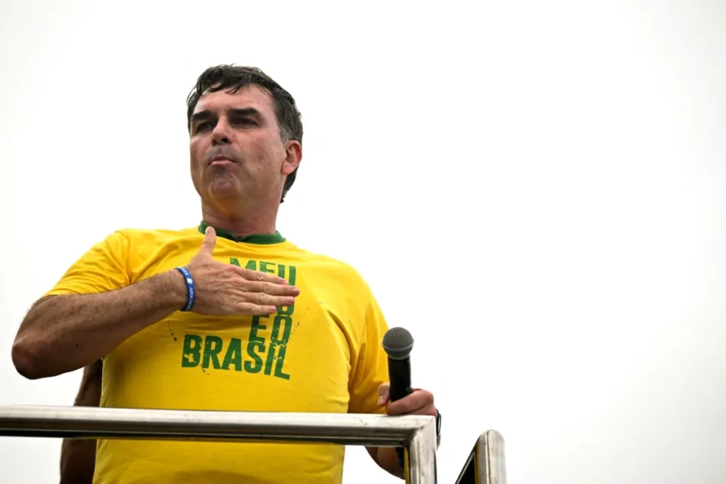 Governo Lula rechaça pedido de Flávio Bolsonaro para prender servidor por publicação no X