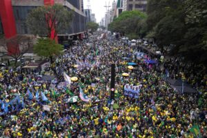 Flávio Bolsonaro reúne multidão na Avenida Paulista em ato com críticas a Moraes e Lula