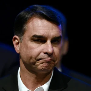 Flávio Bolsonaro destinou R$ 200 mil em emenda para miliciano condenado no caso Marielle Franco