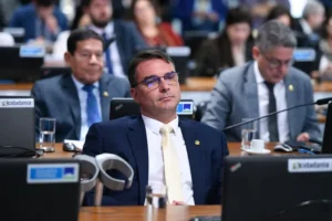 Partidos acionam PGR para investigar ligação de Flávio Bolsonaro com miliciano envolvido na morte de Marielle